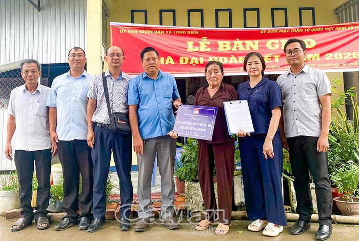 Bà Hoàng Thuý Nga, Phó Chủ tịch UBND xã Long Điền (thứ 2 từ phải sang) cùng lãnh đạo HĐND xã, các ngành, đoàn thể bàn giao căn nhà cho bà Lê Thu Ba, ấp Công Điền.