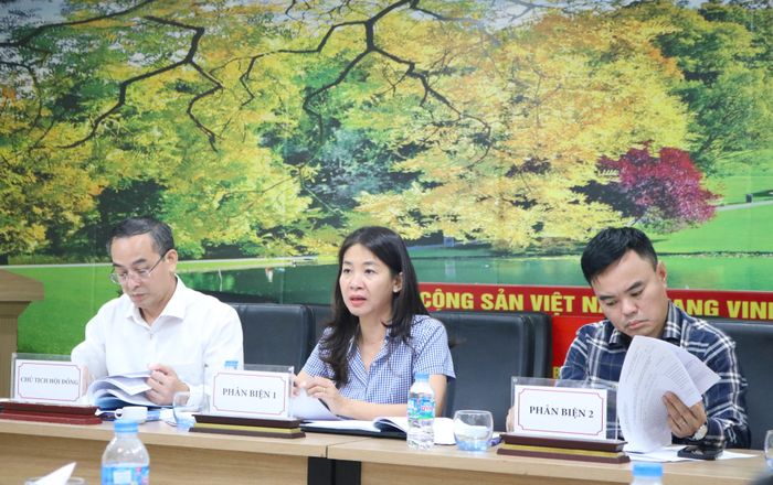 Các thành viên Hội đồng thẩm định gợi mở thêm một số nội dung. Ảnh: N.LY