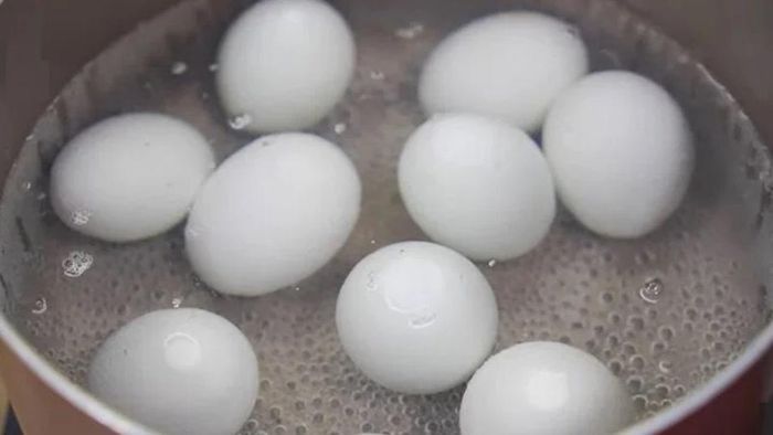 Trứng vịt lộn cần ăn ngay lúc nóng mới ngon.
