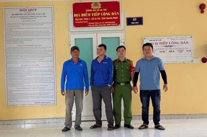 Công an xã Ia Tơi hỗ trợ, xác minh nhân thân người đàn ông đi lạc khỏi gia đình hơn 700km. Ảnh: CA.↵