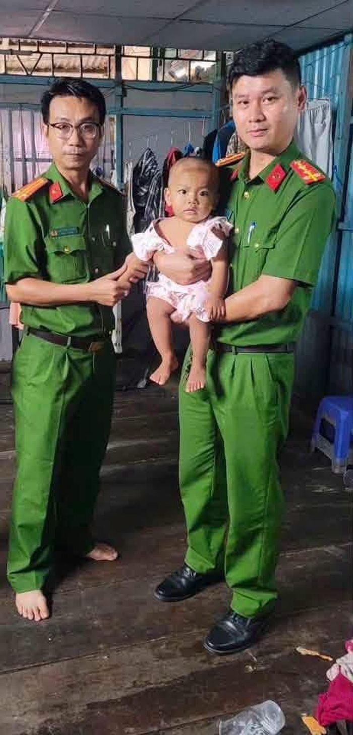 Cháu bé được tìm thấy. Ảnh: CA.
