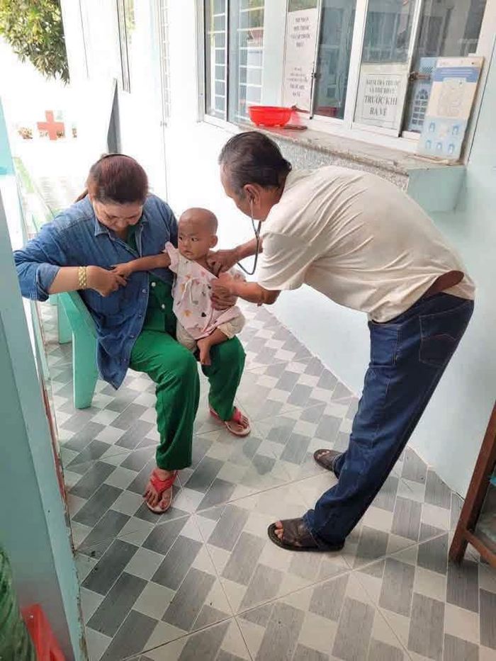 Khám sức khỏe cho cháu bé. Ảnh: CA.