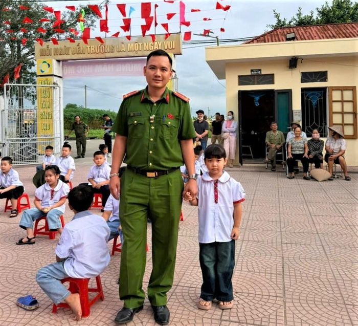 Công an xã Nam Thanh Miện đưa cháu Nguyễn Thị Thanh Ngân đến trường dự Lễ khai giảng năm học mới. Ảnh: CA.