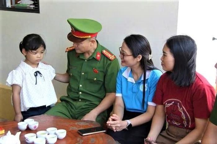 Lực lượng Công an xã Nam Thanh Miện thăm hỏi, tặng quà cháu Ngân. Ảnh: CA.↵