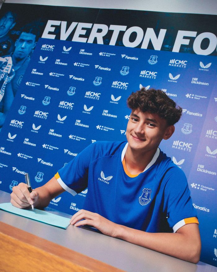Arthur Barratt ký hợp đồng chuyên nghiệp đầu tiên với Everton. Ảnh: Everton