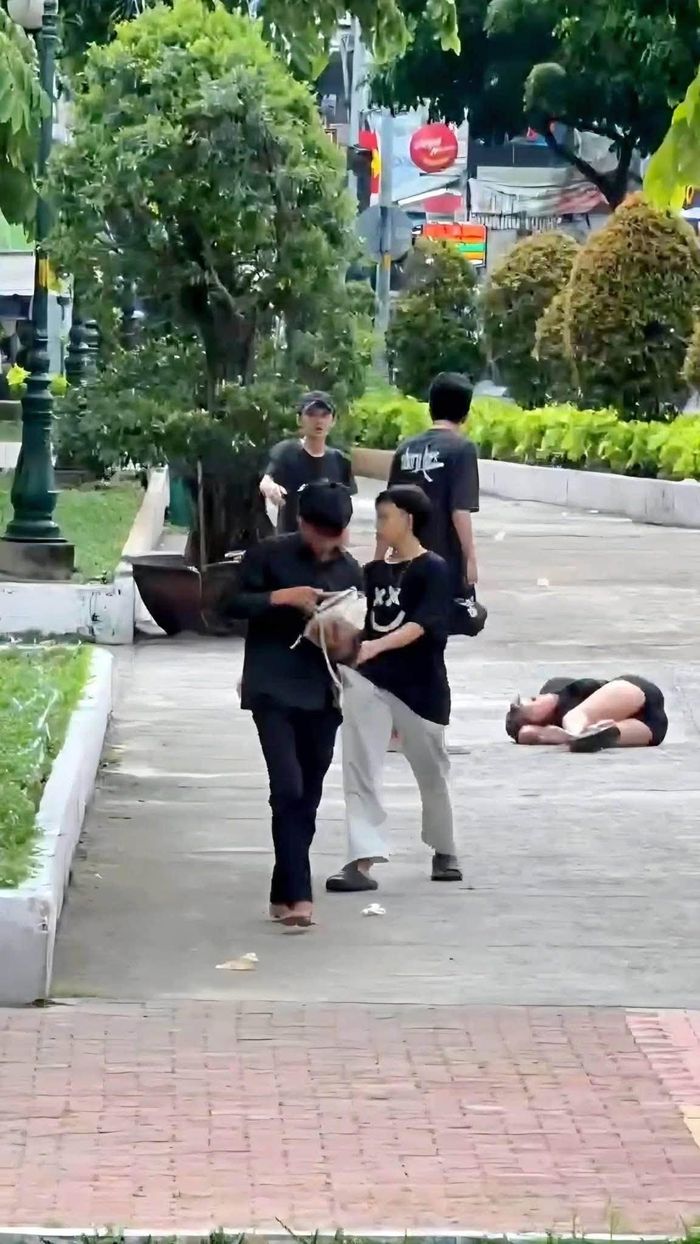 4 đối tượng sau khi cướp túi xách của nạn nhân. Ảnh: CA.