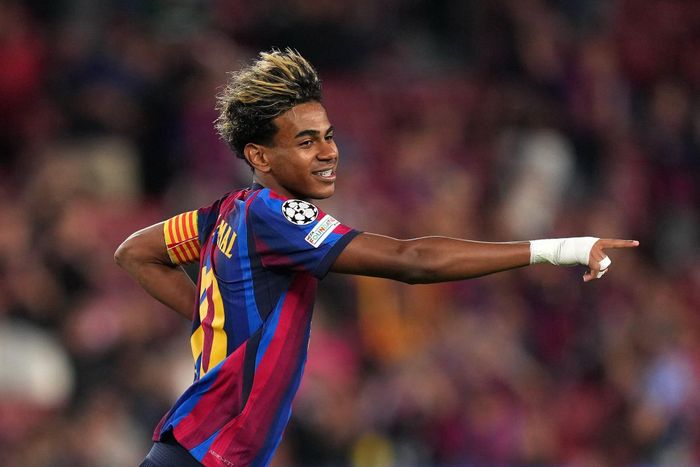 Lamine Yamal trở thành cầu thủ trẻ nhất đeo băng đội trưởng Barcelona