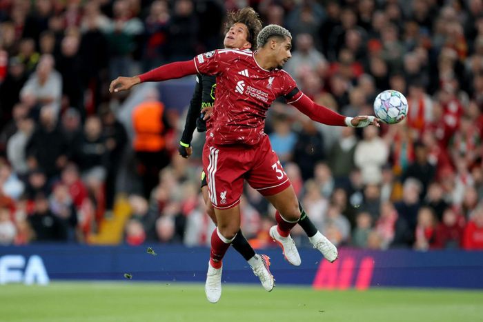 Ronald Araujo thể hiện sự chắc chắn ở hàng thủ Liverpool