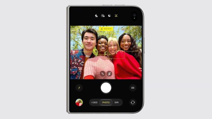 Camera trước trên mẫu iPhone gập được ẩn dưới màn hình.