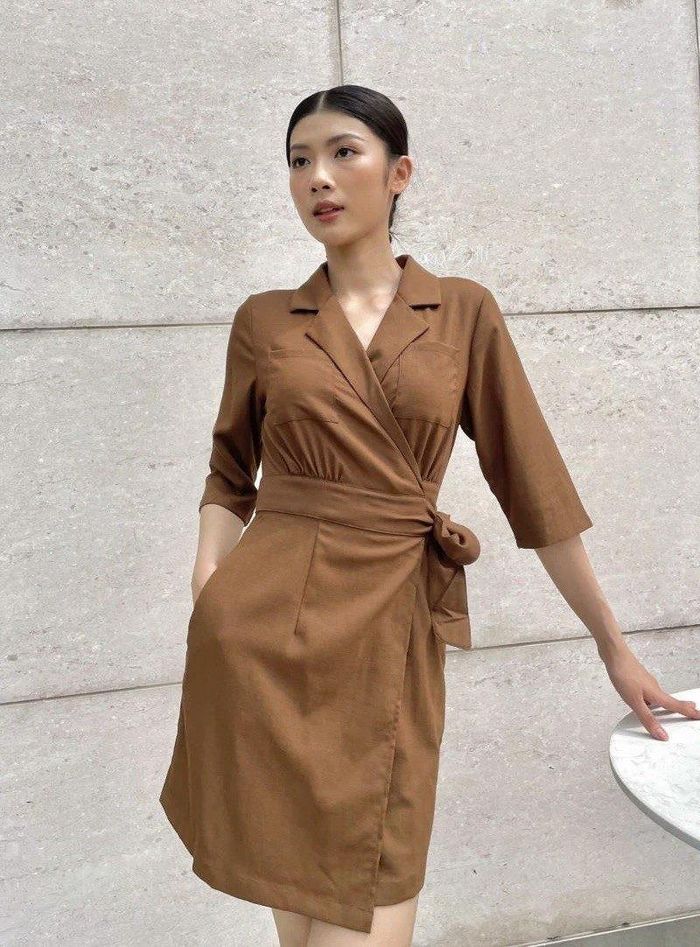 Nếu sở hữu dáng tam giác ngược, bạn hãy tham khảo những mẫu váy quấn. Ảnh minh họa