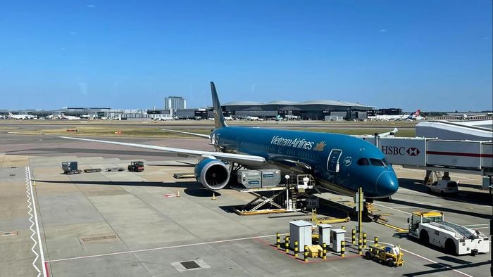 Một số chuyến bay giữa TP.HCM và London của Vietnam Airlines trong ngày 8 - 9/9 bị ảnh hưởng do sự cố kỹ thuật của hệ thống kiểm soát không lưu tại Anh, khiến hoạt động khai thác tại sân bay Heathrow và nhiều sân bay khác bị gián đoạn. Ảnh minh họa: VNA