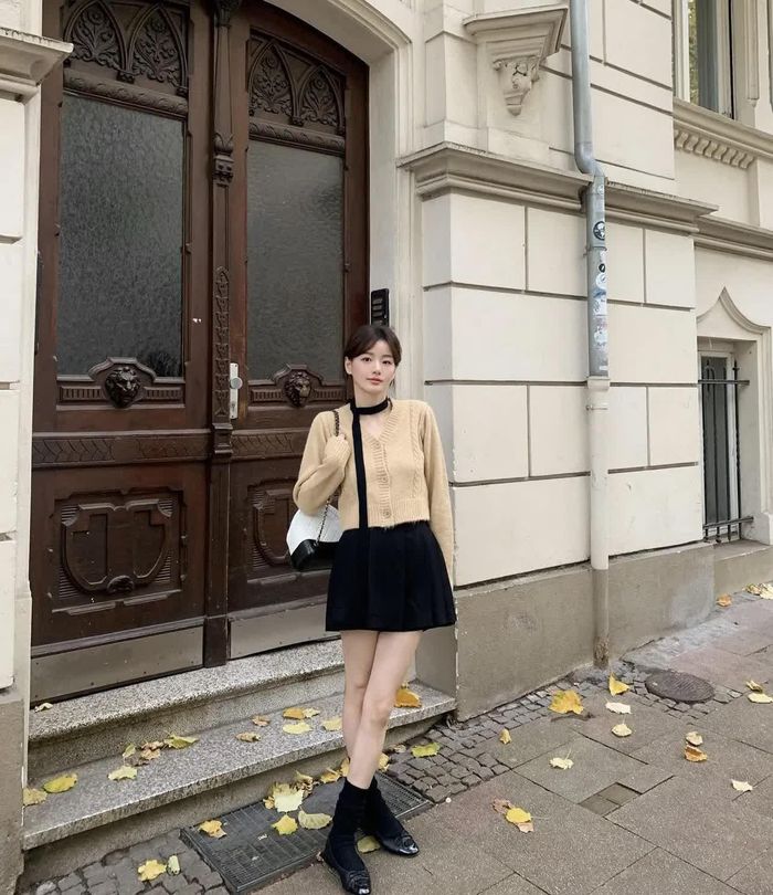 Tất cổ cao là điểm nhấn quan trọng trong tổng thể trang phục