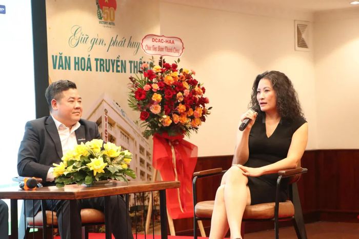 Đại diện ông ty Cổ phần Đồ Uống Mới và chuyên gia chia sẻ tại tọa đàm