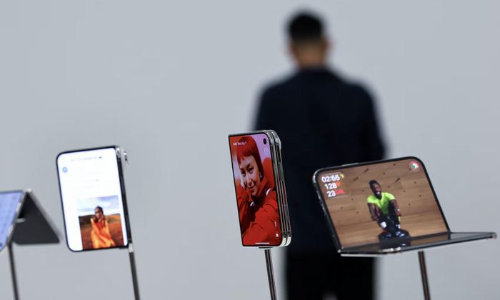 Những chiếc iPhone Duo trên giá đỡ - Ảnh: Reuters
