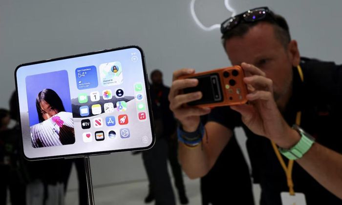 Cận cảnh chiếc iPhone Duo - Ảnh: Reuters