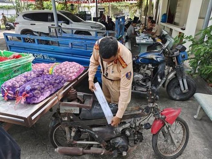 CSGT kiểm tra và niêm phong xe ba gác tự chế