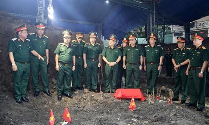 Lãnh đạo Quân khu 7 kiểm tra khu vực tìm kiếm, quy tập hài cốt Liệt sĩ tại Công viên Lê Thị Riêng