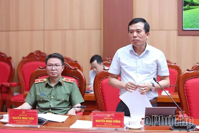 Giám đốc Sở Khoa học và Công nghệ Nguyễn Minh Tường báo cáo tiến độ thực hiện các nhiệm vụ, chương trình trọng tâm. Ảnh: Baophutho.vn