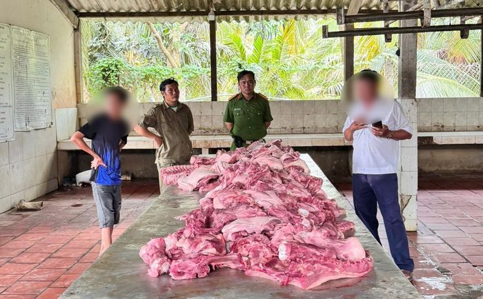 Lực lượng chức năng kiểm tra tại điểm giết mổ heo chưa được cấp phép ở xã Trung Thành, tỉnh Vĩnh Long. Ảnh: CA tỉnh Vĩnh Long.