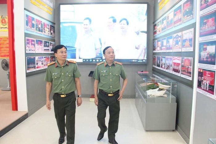 Thượng tướng Đặng Hồng Đức, Ủy viên Trung ương Đảng, Thứ trưởng Bộ Công an tham quan Nhà truyền thống Công an Tp. Huế.