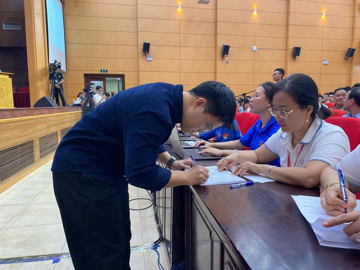 Tân bác sĩ ký tên sau khi lựa chọn chuyên ngành.