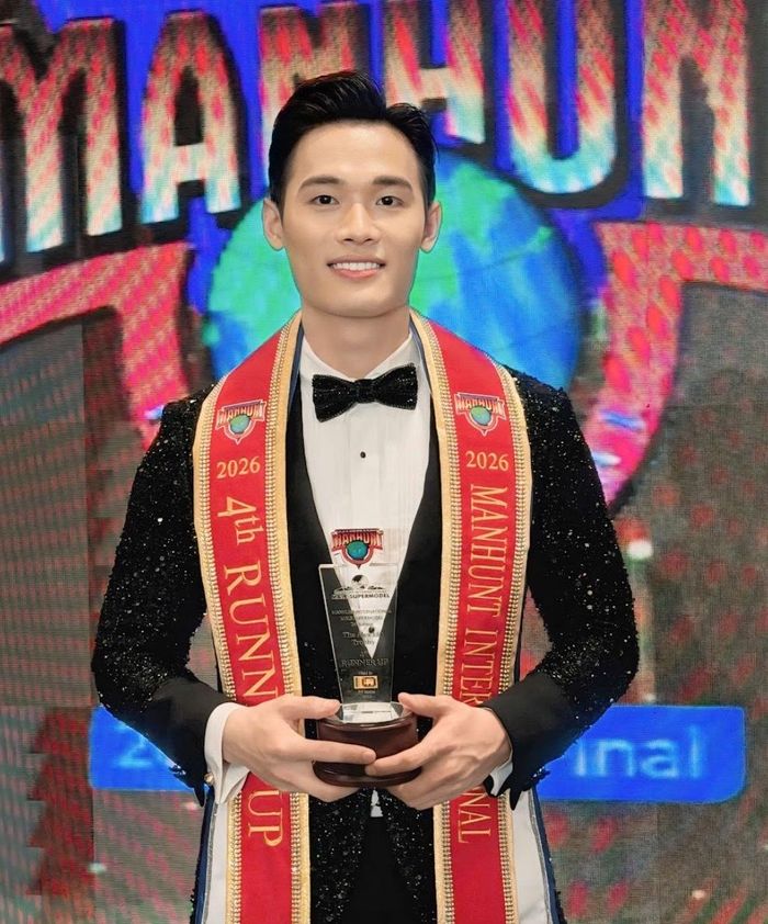 Trần Tiến Dũng giành Á vương 4 tại Manhunt International 2026.
