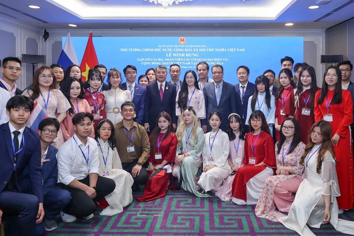  Thủ tướng Lê Minh Hưng chụp ảnh cùng cán bộ, nhân viên các cơ quan đại diện và cộng đồng người Việt Nam đang sinh sống, học tập và làm việc tại Nga. (Ảnh: Nhật Bắc)