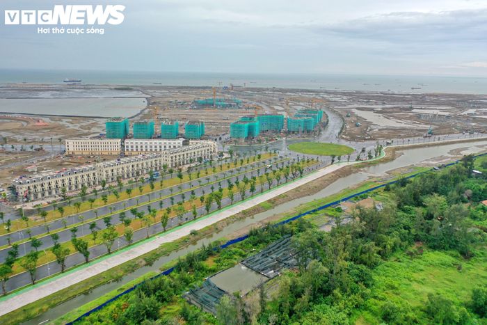 Phân khu D rộng khoảng 480 ha, gồm các đơn vị ở D1, D3, D4, D5 cùng khu chức năng dịch vụ du lịch D2 và khu chức năng E1. Khu vực này được định hướng trở thành trung tâm thương mại, nghỉ dưỡng cao cấp và đô thị hiện đại với các khu nhà ở liền kế, biệt thự.