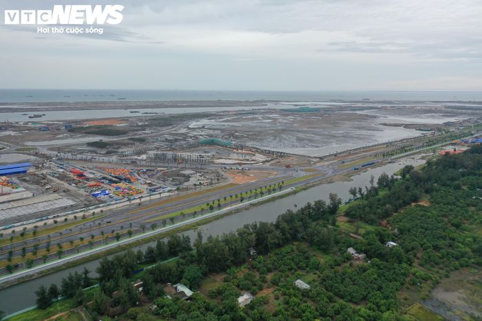 Phân khu C có diện tích khoảng 318 ha, hai mặt giáp biển, được chia thành 6 đơn vị ở từ C1 đến C6, với tổng dân số tối đa 41.364 người. Khu vực này được quy hoạch các công trình hỗn hợp, trong đó có nhóm nhà ở cao tầng cao tối đa 44 tầng, cùng trung tâm tài chính, kinh tế, thương mại - dịch vụ, văn phòng, bến cảng và các khu đô thị hiện đại với biệt thự, nhà ở liền kề, chung cư.