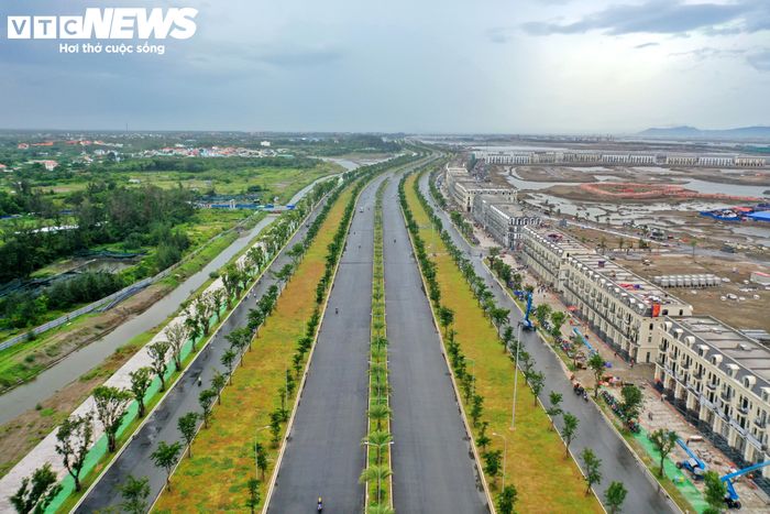 Đại lộ Thời Đại dài khoảng 12 km, rộng tới 120 m, được quy hoạch là trục giao thông chính của dự án. Dọc hai bên đại lộ, hàng nghìn cây xanh đã được trồng và chăm sóc, từng bước hình thành không gian giao thông, cảnh quan cho khu đô thị trong tương lai.