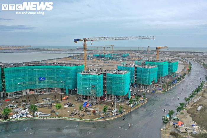 Phân khu B có diện tích gần 660 ha, một mặt giáp Biển Đông, phía còn lại giáp tuyến đường nội bộ ven biển khu du lịch 30/4. Phân khu này được chia thành 4 đơn vị ở B1, B2, B3, B4 với tổng dân số dự kiến 75.000 người và một phân khu chức năng B5. Khu vực này được định hướng phát triển du lịch nghỉ dưỡng, các công trình dịch vụ - công cộng đô thị và đầu mối hạ tầng kỹ thuật.