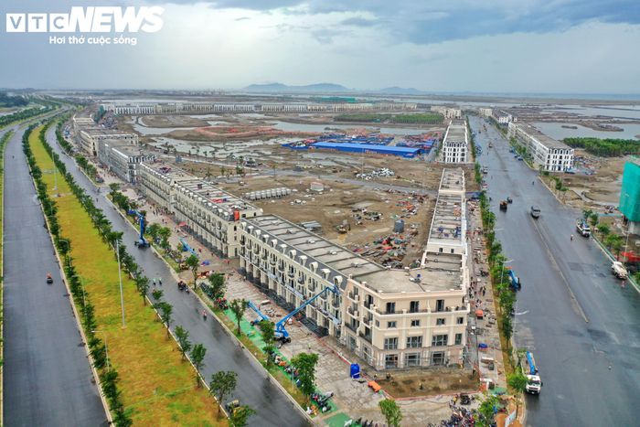 Một trong những thay đổi dễ nhận thấy tại công trường là sự xuất hiện ngày càng rõ nét của các dãy nhà phố liền kề.