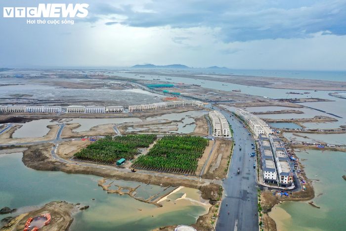 Ở phân khu Vịnh Ngọc, dọc tuyến đường Ánh Sáng, các dãy nhà liền kề cũng đang từng bước lộ diện. Trên công trường, các đơn vị thi công tập trung hoàn thiện nhiều hạng mục.