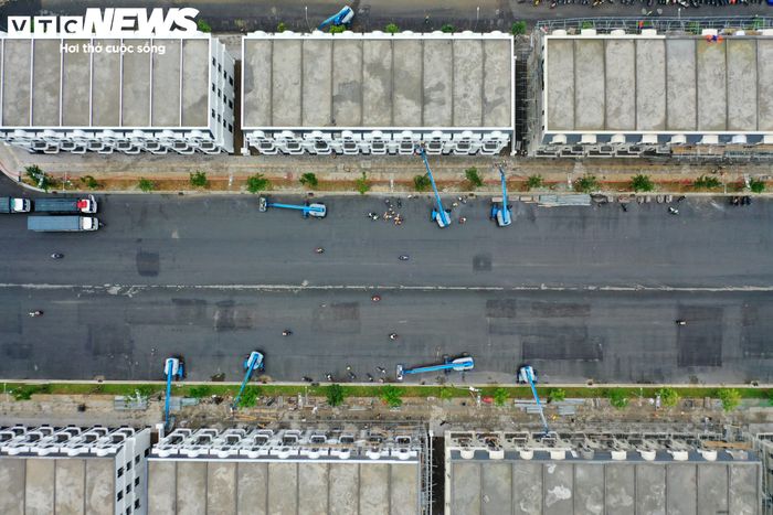 Tại khu vực VinWonders rộng khoảng 122 ha, các dãy nhà shop thương mại dịch vụ đang được xây dựng. Nhiều hạng mục đã hiện rõ hình hài, tạo nên những tuyến phố thương mại đang dần thành hình.