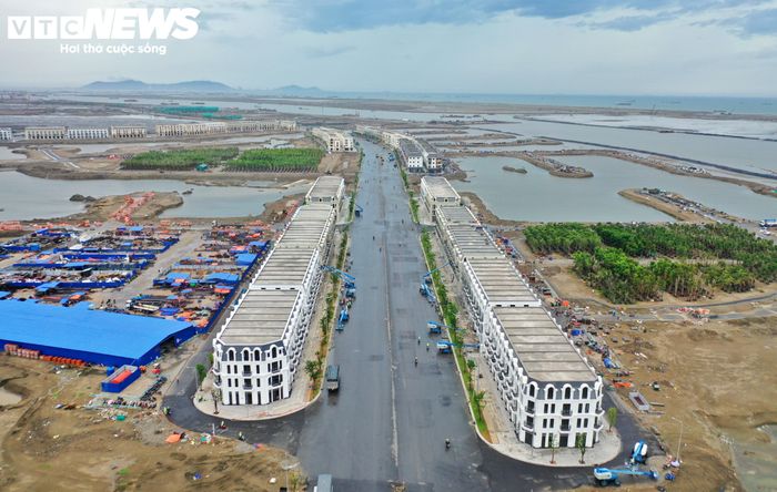 Nếu trước đây khu vực này chủ yếu là mặt bằng thi công, nhiều hạng mục mới dừng ở phần khung, thì nay diện mạo các dãy nhà đã rõ nét hơn. Nhiều căn nhà phố cơ bản hoàn thiện phần ngoài, được sơn, lắp kính, hoàn thiện mặt tiền và các hạng mục cuối cùng.