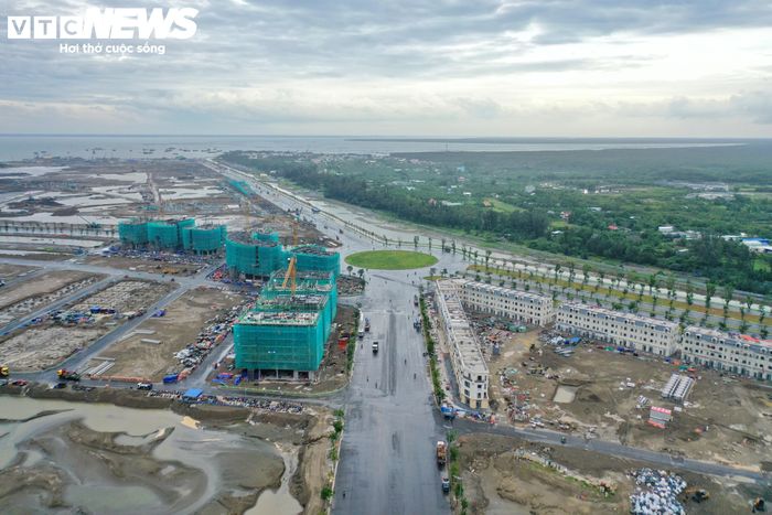 Khu đô thị du lịch biển Cần Giờ có diện tích 2.870 ha, quy mô dân số gần 230.000 người, được Tập đoàn Vingroup khởi công ngày 19/4/2025. Dự án được quy hoạch với các chức năng chính gồm đô thị du lịch biển, nghỉ dưỡng, đô thị thông minh, dịch vụ công nghệ cao, nhà ở và khách sạn, hướng tới khả năng đón khoảng 8-9 triệu lượt du khách mỗi năm.