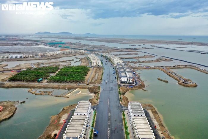 Theo định hướng quy hoạch, Khu đô thị du lịch lấn biển Cần Giờ được phát triển theo định hướng ESG, hướng tới không gian xanh và sinh thái. Dự án được định hướng sử dụng năng lượng tái tạo từ điện gió ngoài khơi, phát triển giao thông xanh và hệ thống metro kết nối đi trên cao.