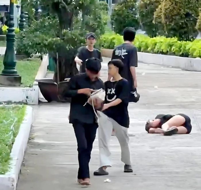 Nhóm cướp cầm chiếc túi xách bỏ đi, bỏ mặc nạn nhân. (Ảnh cắt từ clip)