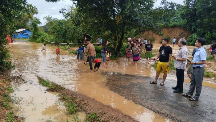 UBND xã Tà Đùng thông báo cho học sinh ở các điểm trường bị ngập tạm nghỉ học chờ nước rút để đảm bảo an toàn. Ảnh: Nam Thành