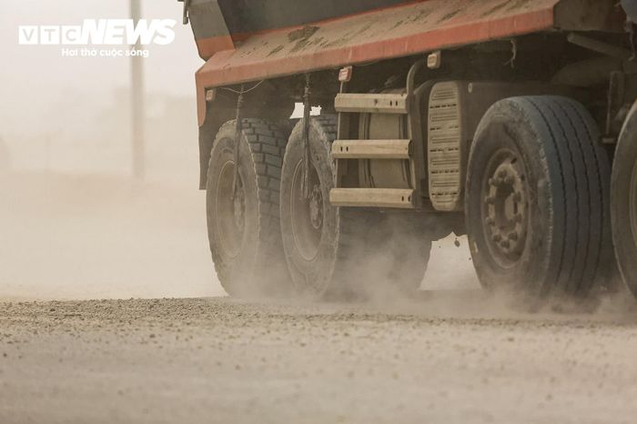 Chỉ một chiếc xe chạy nhanh cũng có thể kéo theo cả màn bụi phía sau. 