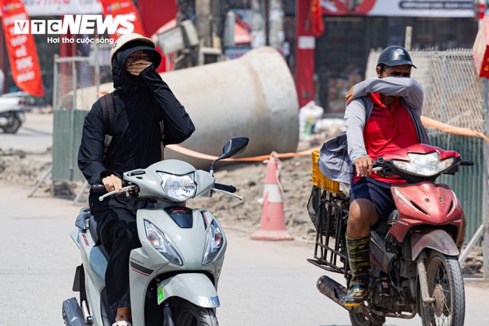 Người dân bịt kín khẩu trang, lấy tay che mặt, cố tránh “bão bụi” tại các đoạn đang thi công. Những hộ kinh doanh mặt đường cũng phải thường xuyên lau dọn vì bụi bám dày trên cửa kính, bàn ghế và hàng hóa.