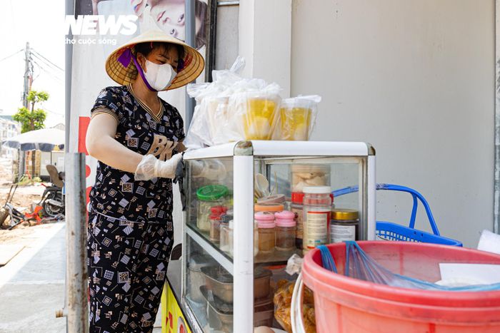 Một tiểu thương trên đường Lĩnh Nam chia sẻ, gia đình rất ủng hộ dự án và mong tuyến đường sớm hoàn thành, song đề nghị đơn vị thi công tăng cường phun nước, che chắn và thu dọn đất cát để hạn chế bụi phát tán. Trong lúc bán hàng, chị phải đeo khẩu trang liên tục, thường xuyên lau dọn vì bụi quá nhiều.