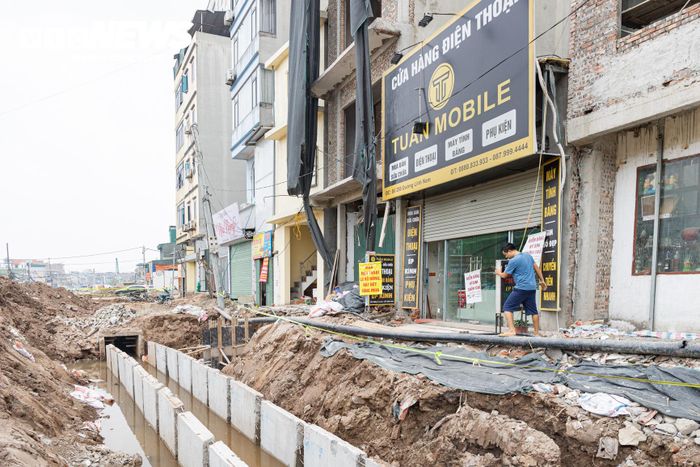 Hiện công tác giải phóng mặt bằng trên tuyến Lĩnh Nam cơ bản hoàn tất. Các hạng mục hạ tầng kỹ thuật như hệ thống cống ngầm, điện ngầm đang được triển khai. Việc thi công khiến một số hộ dân hai bên đường gặp khó khăn trong sinh hoạt khi lối vào nhà bị thu hẹp, có nơi người dân phải sử dụng cầu tạm hoặc lối đi rất nhỏ.