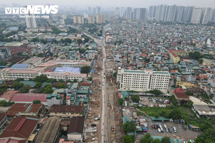 Bên cạnh đó, Dự án mở rộng đường Lĩnh Nam có chiều dài khoảng 3,4 km, kéo dài từ nút giao Tam Trinh đến đê Nguyễn Khoái, trong đó đoạn từ phố Vĩnh Hưng đến đê Nguyễn Khoái dài khoảng 2,2 km, nằm trên hướng tuyến Vành đai 2,5. Công trình có tổng mức đầu tư khoảng 2.860 tỷ đồng và đang được triển khai thi công sau khi cơ bản hoàn tất công tác giải phóng mặt bằng.