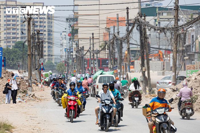 Đáng chú ý, vào những thời điểm đông phương tiện, tình trạng bụi càng trở nên nghiêm trọng. Gió kết hợp với dòng xe qua lại khiến đất cát cuộn lên từng đợt, có lúc phủ kín cả khu vực, ảnh hưởng trực tiếp đến tầm nhìn và môi trường sống của người dân hai bên đường.