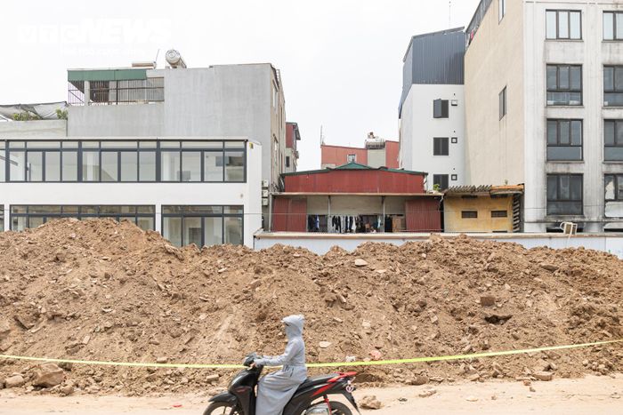 Một số đoạn mặt đường chưa hoàn thiện, đất cát tràn lan khiến bụi liên tục phát tán khi có phương tiện di chuyển.