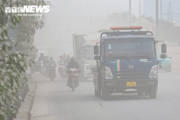 Có thời điểm, cả khu vực chìm trong màn bụi trắng xóa. Lớp bụi dày khiến người đi đường khó quan sát phương tiện phía trước, tiềm ẩn nguy cơ mất an toàn giao thông.