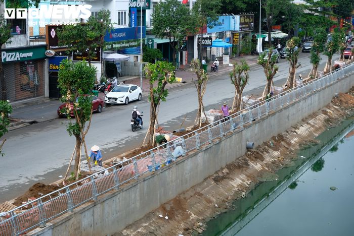 Dự án cải tạo rạch Đá Đỏ được khởi công từ tháng 10/2025, với tổng vốn đầu tư hơn 86,7 tỷ đồng. Công trình gồm nạo vét 1,7 km lòng rạch, xây dựng 1,5 km kè dọc hai bờ, lắp đặt hệ thống cống thoát nước cùng các hạng mục đường dạo ven rạch, vỉa hè, cây xanh và chiếu sáng.