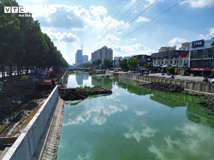Khu vực cửa rạch tiếp giáp sông Sài Gòn sau khi được khơi thông. Hệ thống cống thoát nước được đầu tư dọc tuyến, góp phần thu gom, dẫn nước và cải thiện khả năng thoát nước cho khu vực.