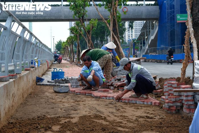 Hiện công trình đạt khoảng 80-90% khối lượng. Các đơn vị thi công đang tập trung hoàn thiện những hạng mục cuối cùng.
